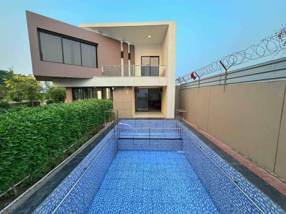 Castillo The Villa Near Kamrej Surat Exterior photo