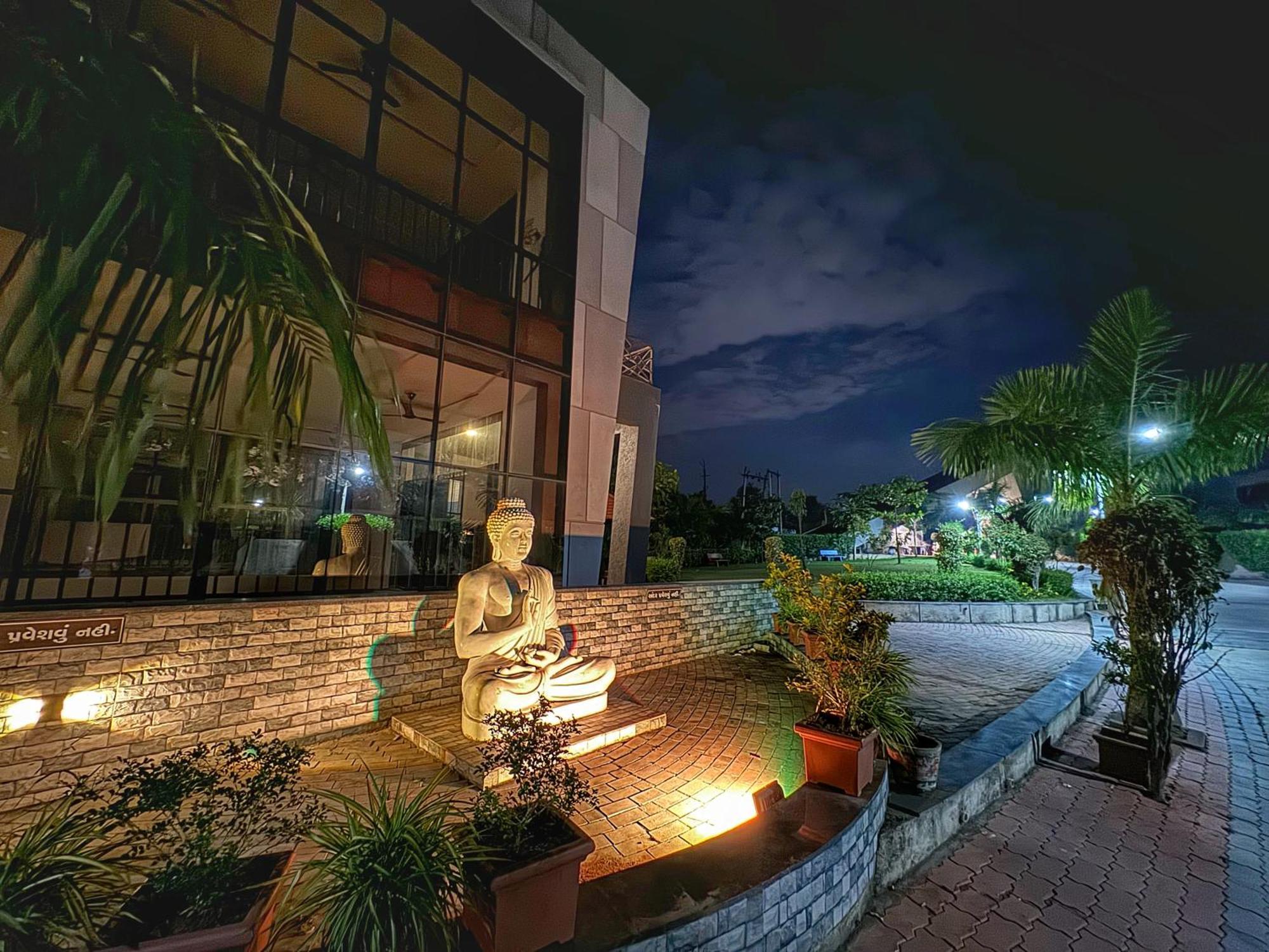Castillo The Villa Near Kamrej Surat Exterior photo